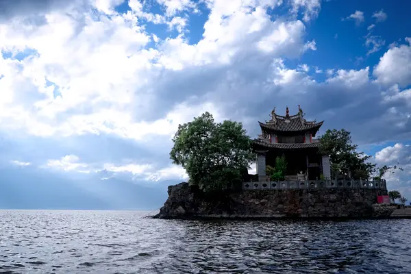 yunnan itinerary: watch sunrise at Erhai Lake