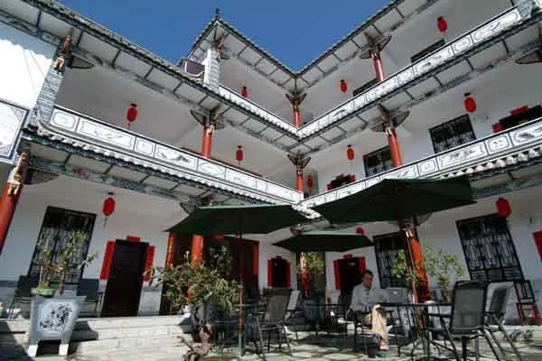 stay at yunnan's Jade Emu International Guesthouse for one night