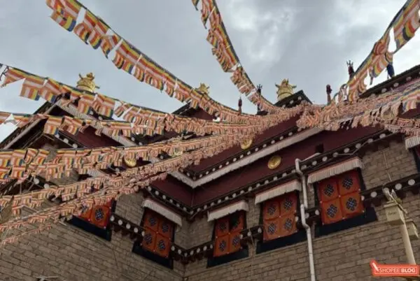 Scenic drive into Tibetan Shangri-La