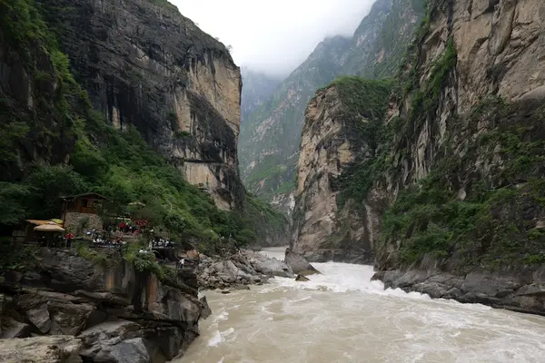 visit yunnan's Tiger Leaping Gorge