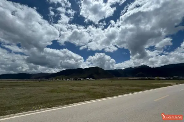 clear skies and vast grasslands as you drive from Dali to Lijiang