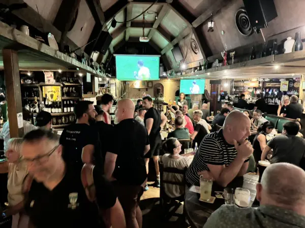best sports bars singapore - muddy murphy's