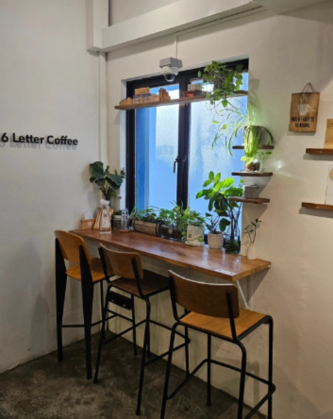 6 letter coffee cafes with plugs