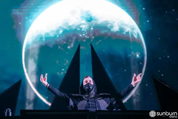 Alan Walker DJ-ing in the sunburn arena
