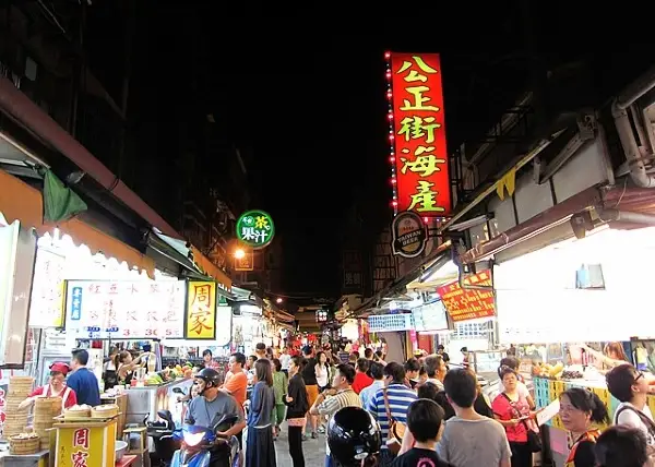 evening go shopping and try the street food at dongdamen night market taiwan road trip 