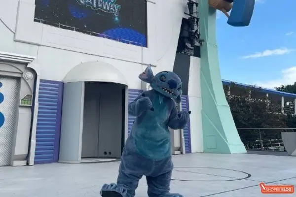 shanghai disneyland attractions: Stitch on main stage
