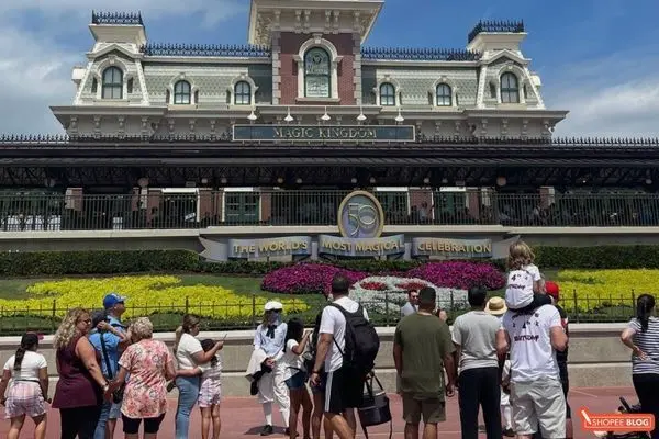 shanghai disneyland guide: avoiding large crowds at the entrance