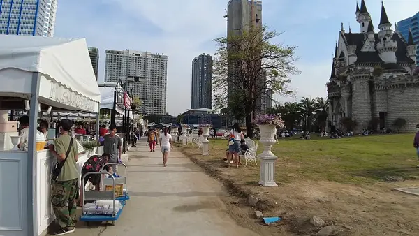 things to do in bangkok visit Jodd Fairs Night Market