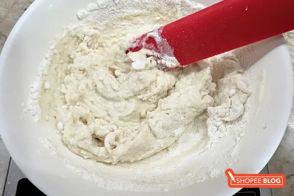 how to make sourdough starter - mix ingredients together