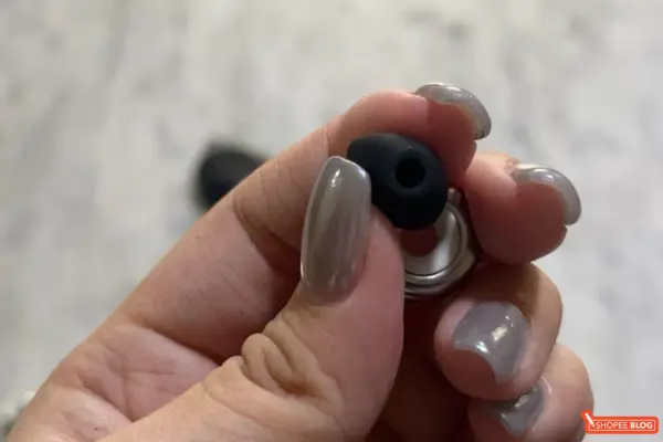 loop earplugs review: a quick squeeze of the earbuds